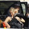 Exclusif - Ashlee Simpson et son mari Evan Ross prennent un jet privé à Van Nuys avec leur bébé Jagger le 21 novembre 2015.