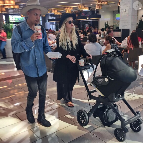 Exclusif - Ashlee Simpson et son mari Evan Ross sortent pour la première fois en public avec leur fille Jagger Snow Ross, âgée de 8 semaines, au Sarku Japan Restaurant à Los Angeles, le 25 septembre 2015.