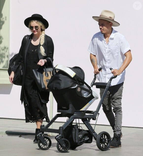 Exclusif - Ashlee Simpson, son mari Evan Ross et leur fille Jagger vont déjeuner au restaurant "The Ivy" à Santa Monica, le 7 octobre 2015.
