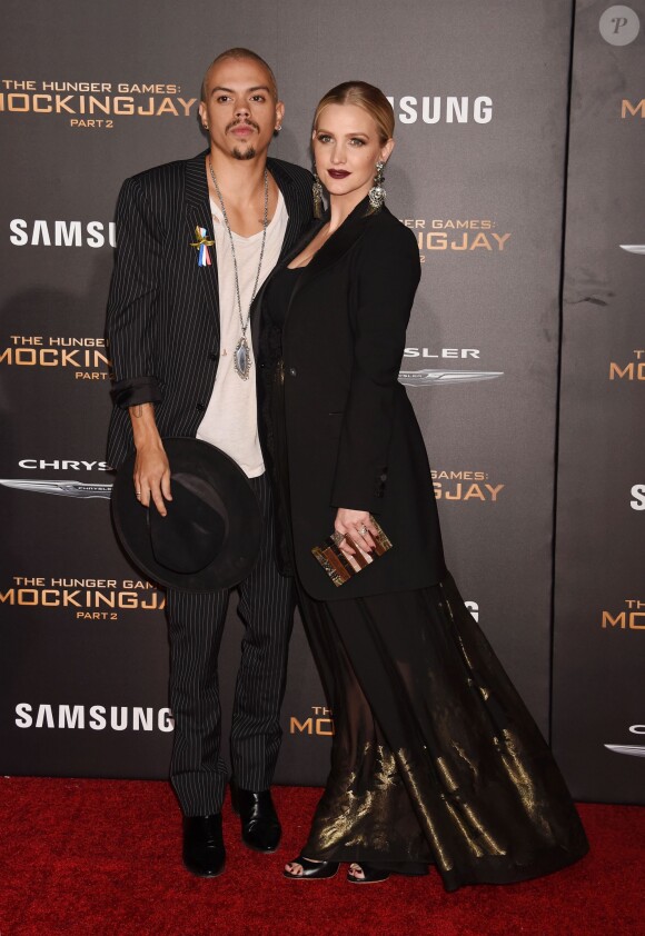 Evan Ross et sa femme Ashlee Simpson - Première de Hunger Games La révolte partie 2 à Los Angeles le 16 novembre 2015.