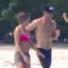 Exclusif - Les jeunes mariés Jennifer Aniston et Justin Theroux passent leur lune de miel à Bora Bora. Le couple a commencé ses vacances par une séance de yoga entre amis dont Jason Bateman et de paddle en amoureux. Le 11 aout 2015.