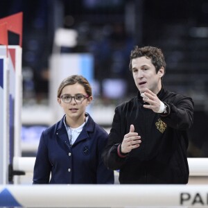 Guillaume Canet conseille sa nièce Paloma de Crozals sur le parcours du Longines Masters Paris à Villepinte le 5 décembre 2015 © Christophe Bricot