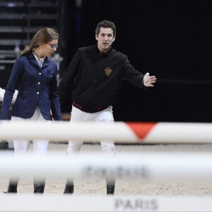 Guillaume Canet conseille sa nièce Paloma de Crozals sur le parcours du Longines Masters Paris à Villepinte le 5 décembre 2015 © Christophe Bricot