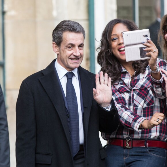 Nicolas Sarkozy et sa femme Carla Bruni-Sarkozy vont voter au lycée Jean de la Fontaine dans le 16e arrondisseùent, à Paris, pour le 1er tour des élections régionales, le 6 décembre 2015. © Cyril Moreau - Dominique Jacovides / Bestimage