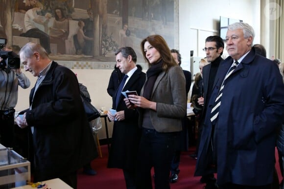 Nicolas Sarkozy et sa femme Carla Bruni-Sarkozy ainsi que Claude Goasguen, votent au lycée Jean de la Fontaine dans le 16ème à Paris pour le 1er tour des élections régionales le 6 décembre 2015. © Dominique Jacovides - Cyril Moreau / Bestimage