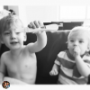 Les deux garçons d'Alan Ritchson, avec le test de grossesse annonçant l'arrivée d'un 3e enfant pour l'acteur et sa femme. (photo postée le 22 juin 2015)