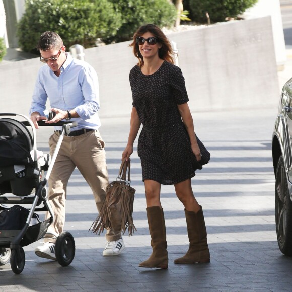 Elisabetta Canalis, son mari Brian Perri et leur fille Skyler à l'hôtel Andaz de West Hollywood, le 5 décembre 2015