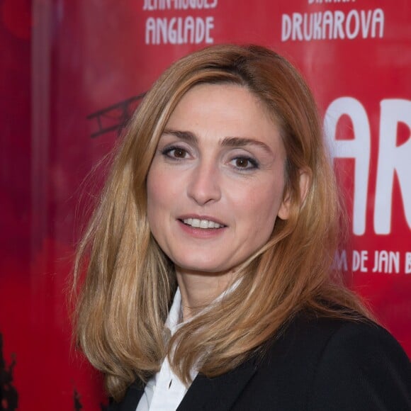 Julie Gayet - Avant-première du film "Cafard" au Publicis Cinémas à Paris le 7 décembre 2015.