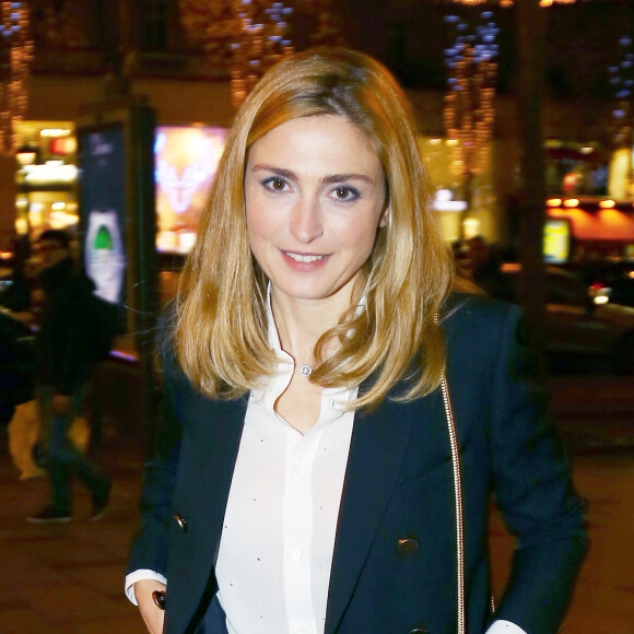 Julie Gayet arrive à la première du film"Cafard" au Publicis Cinémas à Paris le 7 décembre 2015.