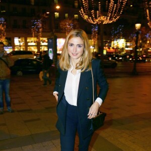 Julie Gayet arrive à la première du film"Cafard" au Publicis Cinémas à Paris le 7 décembre 2015.