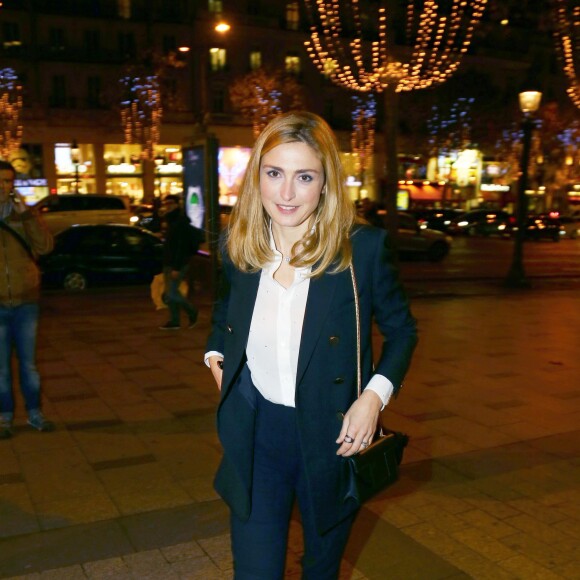 Julie Gayet arrive à la première du film"Cafard" au Publicis Cinémas à Paris le 7 décembre 2015.