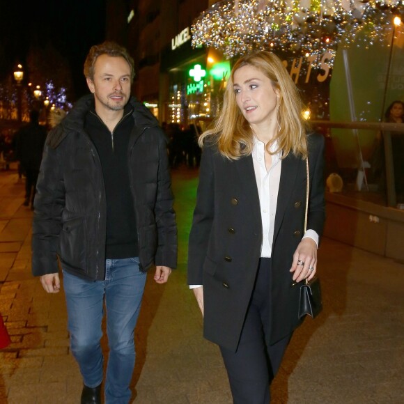 Julie Gayet arrive à la première du film"Cafard" au Publicis Cinémas à Paris le 7 décembre 2015.