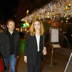 Julie Gayet arrive à la première du film"Cafard" au Publicis Cinémas à Paris le 7 décembre 2015.