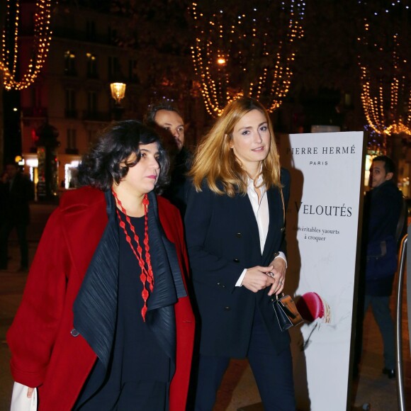 Julie Gayet arrive à la première du film"Cafard" au Publicis Cinémas à Paris le 7 décembre 2015.