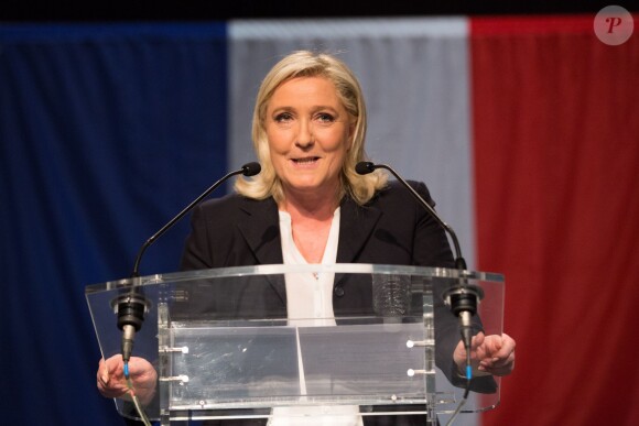 Marine Le Pen, en tête avec 40 % des voix après le premier tour aux élections dans la région Nord-Pas-de-Calais, présente son discours devant la presse ainsi que devant une centaine de militants invités, à la salle François Mitterrand à Hénin-Beaumont, le 6 décembre 2015.