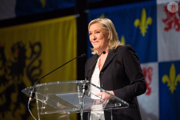 Marine Le Pen, en tête avec 40 % des voix après le premier tour aux élections dans la région Nord-Pas-de-Calais, présente son discours devant la presse ainsi que devant une centaine de militants invités, à la salle François Mitterrand à Hénin-Beaumont, le 6 décembre 2015.