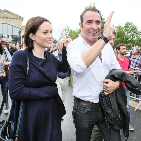 Jean Dujardin et sa compagne Nathalie Péchalat (enceinte) - Jean Dujardin et sa compagne Nathalie Péchalat à l'inauguration du cinéma communal Jean Dujardin à Lesparre-Médoc accompagné de ses parents le 27 juin 2015.