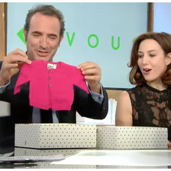 Jean Dujardin invité de "C à Vous" sur France 5 avec Elsa Zylberstein, lundi 7 décembre 2015. Il a reçu un cadeau pour sa petite fille.