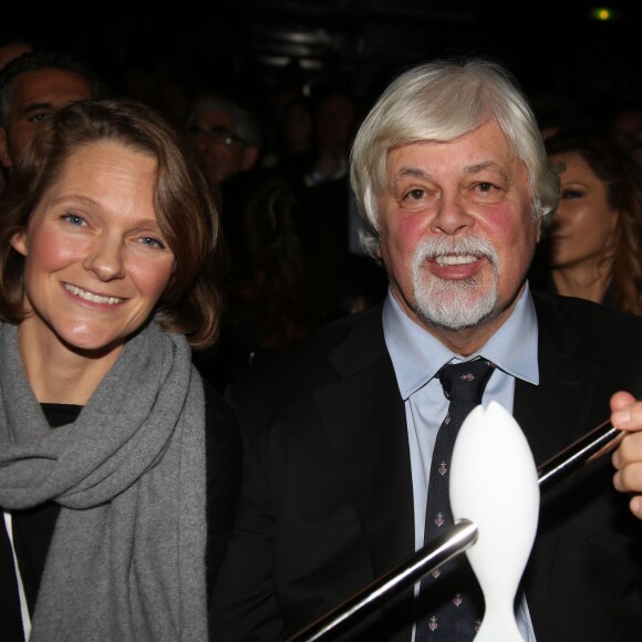 Paul Watson (fondateur de la Sea Shepherd Conservation Society) et une lauréate - La 8ème édition des "Positive Awards" à la Gaîté-Lyrique à Paris, le 7 décembre 2015, en pleine COP21. Les Positive Awards 2015 dessinés par P. Starck sont remis par des personnalités proches de la Fondation Positive Planet, fondée en 1998, dont le président est J. Attali. © Denis Guignebourg