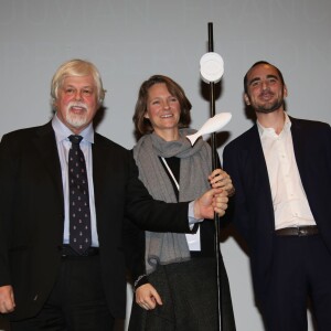 Paul Watson (fondateur de la Sea Shepherd Conservation Society) et les lauréats - La 8ème édition des "Positive Awards" à la Gaîté-Lyrique à Paris, le 7 décembre 2015, en pleine COP21. Les Positive Awards 2015 dessinés par P. Starck sont remis par des personnalités proches de la Fondation Positive Planet, fondée en 1998, dont le président est J. Attali. © Denis Guignebourg