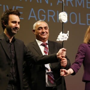 Mathieu Madénian et les lauréats - La 8ème édition des "Positive Awards" à la Gaîté-Lyrique à Paris, le 7 décembre 2015, en pleine COP21. Les Positive Awards 2015 dessinés par P. Starck sont remis par des personnalités proches de la Fondation Positive Planet, fondée en 1998, dont le président est J. Attali. © Denis Guignebourg