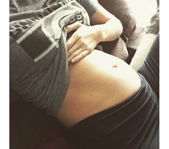 Katherine Webb ironise sur son ventre rond après avoir mangé un Egg McMuffin / photo postée sur Instagram au mois d'octobre 2015.