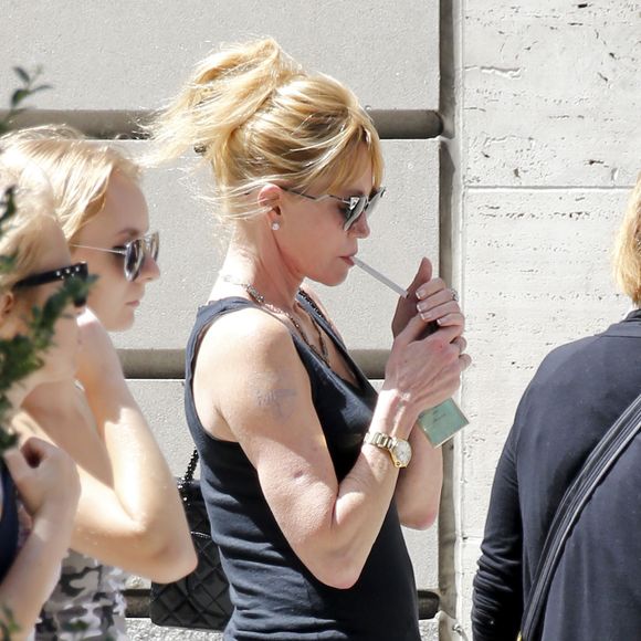 Exclusif - Melanie Griffith et sa fille Stella Banderas font du shopping chez "Henri Bendel" et "Bergdorf Goodman" sur la 5ème avenue à New York, le 28 août 2015.
