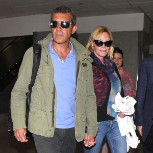 Antonio Banderas et sa femme Melanie Griffith arrivent à l'aéroport de Los Angeles, le 16 mars 2014.