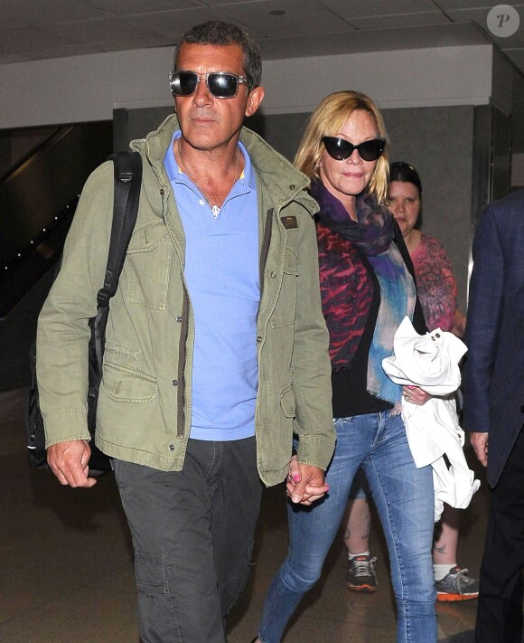 Antonio Banderas et sa femme Melanie Griffith arrivent à l'aéroport de Los Angeles, le 16 mars 2014.