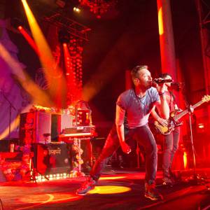 Coldplay assure le show en concert à la Salle Wagram, Paris, le 9 décembre 2015.