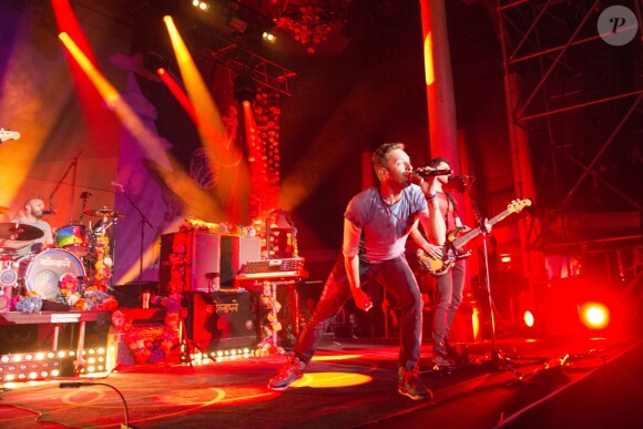Coldplay assure le show en concert à la Salle Wagram, Paris, le 9 décembre 2015.