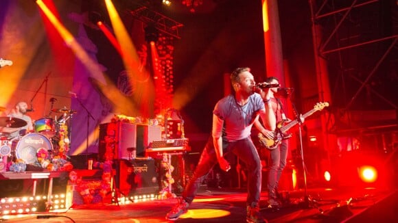 Coldplay : Chris Martin en pleine forme pour un show festif et coloré à Paris