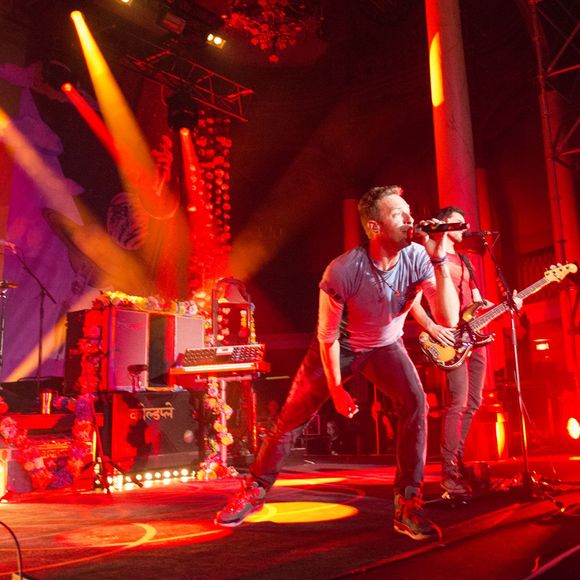 Coldplay assure le show en concert à la Salle Wagram, Paris, le 9 décembre 2015.