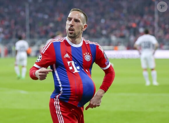 Franck Ribéry célèbre son but contre le Shakhtar Donetsk lors de la victoire du Bayern Munich en Ligue des Champions le 11 mars 2015 en mettant le ballon sous son maillot. Et pour cause : sa femme Wahiba est enceinte de sept mois de leur quatrième enfant.