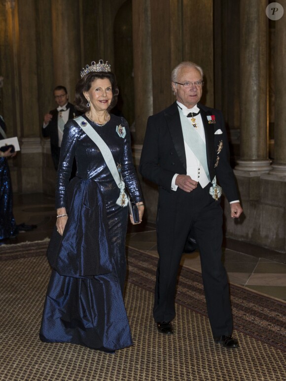La reine Silvia et le roi Carl XVI Gustaf - Dîner du roi pour les lauréats du Prix Nobel au palais royal à Stockholm le 11 décembre 2015.