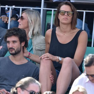 Laure Manaudou et son compagnon Jérémy Frérot (du groupe Fréro Delavega) dans les tribunes lors de la finale des Internationaux de tennis de Roland-Garros à Paris, le 7 juin 2015.