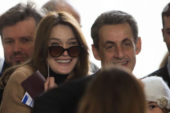 Nicolas Sarkozy et sa femme Carla Bruni-Sarkozy vont voter au lycée Jean de la Fontaine dans le 16e à Paris, pour le 2e tour des élections régionales, le 13 décembre 2015.  © Pool / Bestimage