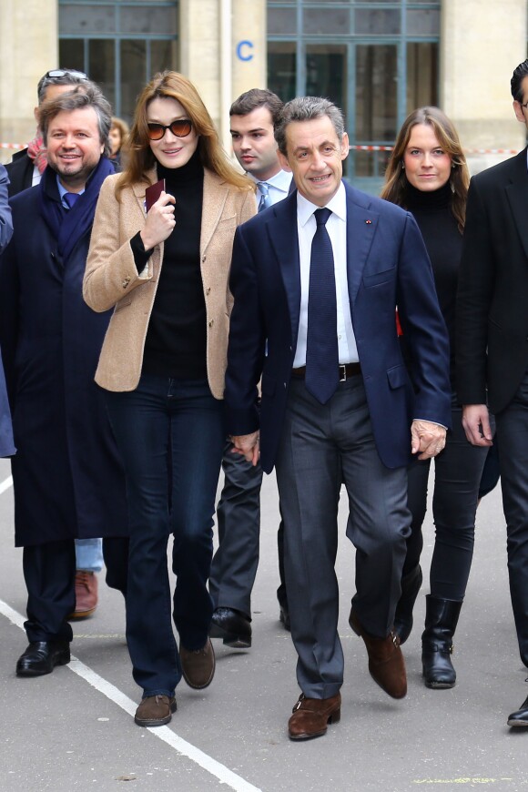 Nicolas Sarkozy et sa femme Carla Bruni-Sarkozy vont voter au lycée Jean de la Fontaine dans le 16ème à Paris pour le 2ème tour des élections régionales le 13 décembre 2015.  © Pool / Bestimage