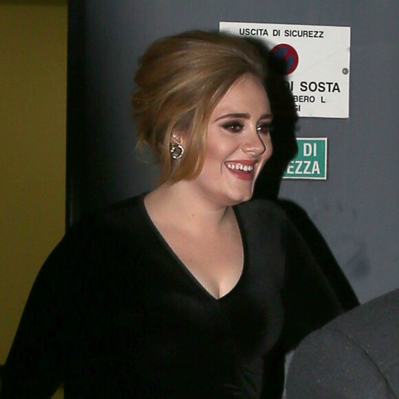 La chanteuse Adele rencontre ses fans lors de son arrivée à Milan en Italie le 4 décembre 2015.