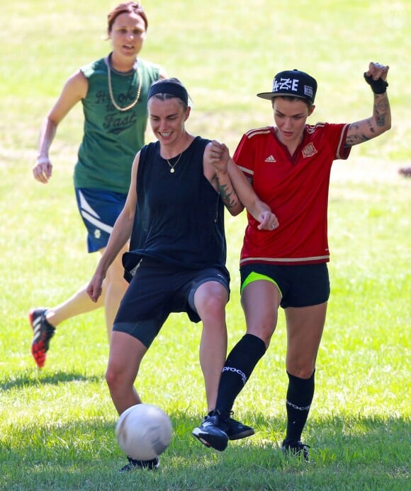 Ruby Rose et sa petite amie Phoebe Dahl font du football dans un parc à Los Angeles Le 25 Juillet 2015