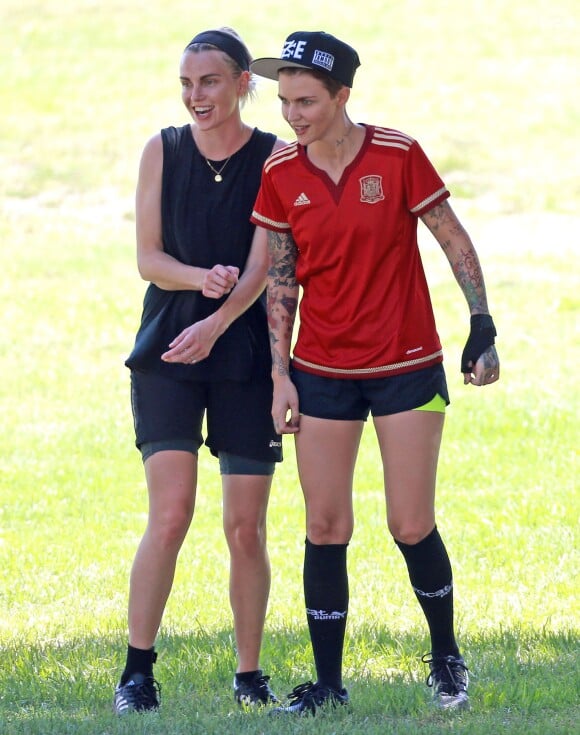 Ruby Rose et sa petite amie Phoebe Dahl font du football dans un parc à Los Angeles Le 25 Juillet 2015