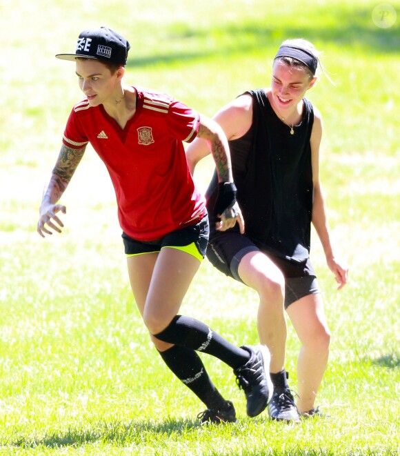 Ruby Rose et sa petite amie Phoebe Dahl font du football dans un parc à Los Angeles Le 25 Juillet 2015