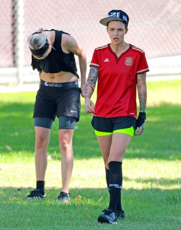 Ruby Rose et sa petite amie Phoebe Dahl font du football dans un parc à Los Angeles Le 25 Juillet 2015