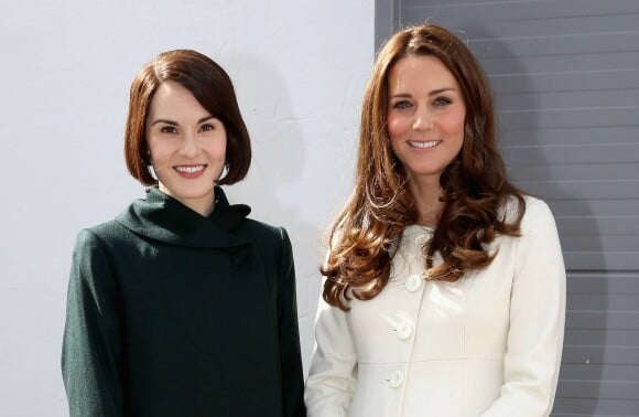 Kate Middleton, visite le tournage de la série "Downton Abbey" aux Ealing Studios à Londres, le 12 mars 2015. Ici avec Michelle Dockery