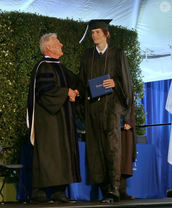 Exclusif - Pierce Brosnan et sa femme Keely Shaye Smith à la cérémonie de remise des diplômes de Viewpoint School, le lycée de leur fils Dylan, à Calabasas, le 6 juin 2015.