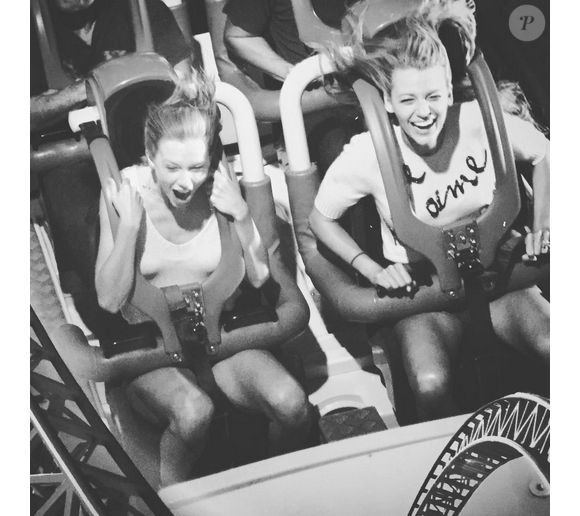 Blake Lively et Taylor dans un parc d'attractions lors de leur séjour en Australie / photo postée sur Instagram au mois de décembre 2015.