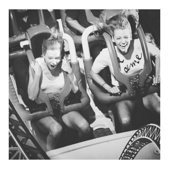 Blake Lively et Taylor dans un parc d'attractions lors de leur séjour en Australie / photo postée sur Instagram au mois de décembre 2015.