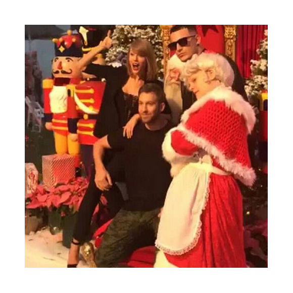 Calvin Harris et Taylor Swift lors de la soirée d'anniversaire de Taylor organisée chez Jimmy Iovine / photo postée sur Twitter et extraite d'un snapchat posté par Dj Snake le 13 décembre 2015.