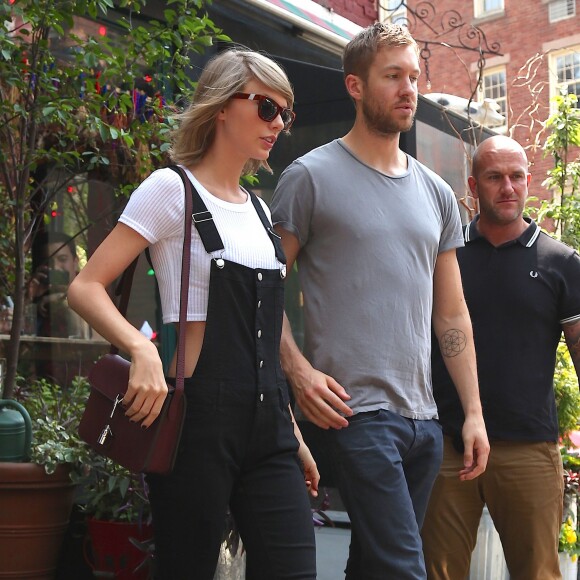 Taylor Swift et son petit-ami Calvin Harris sortent d'un restaurant à New York, le 28 mai 2015.