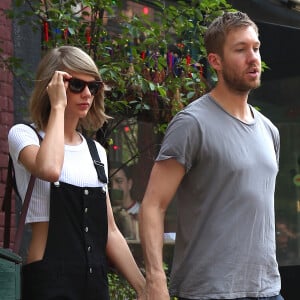 Taylor Swift et son petit-ami Calvin Harris sortent d'un restaurant à New York, le 28 mai 2015.